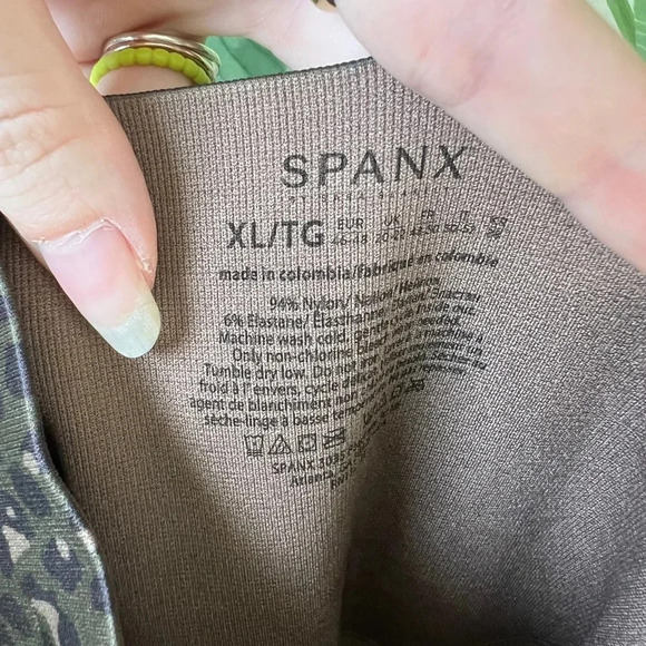 Spanx Look At Me Now Seamless Womens Leopard Olive Leggings Size Medium XL - Picture 9 of 9